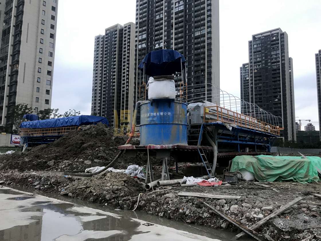 浙江溫州打樁泥漿現場案例，使用2臺600平方車載壓濾機.jpg
