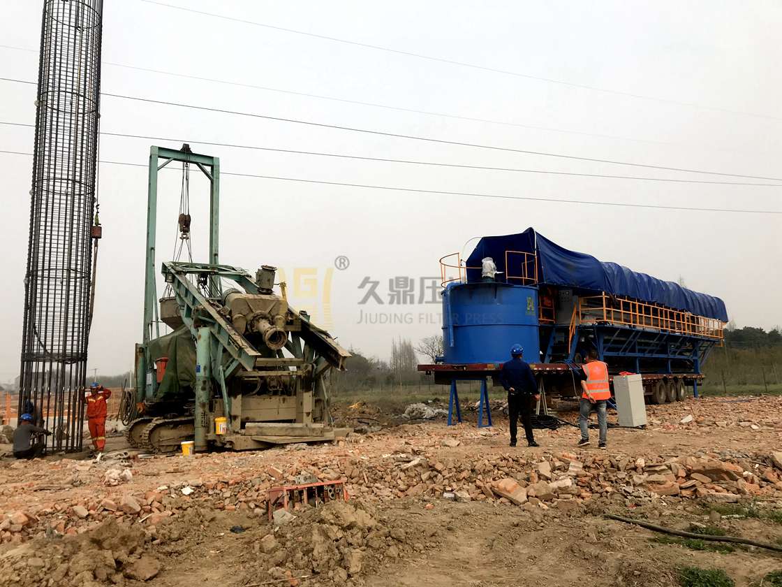 某打樁泥漿現場，使用1臺500平方車載壓濾機.jpg
