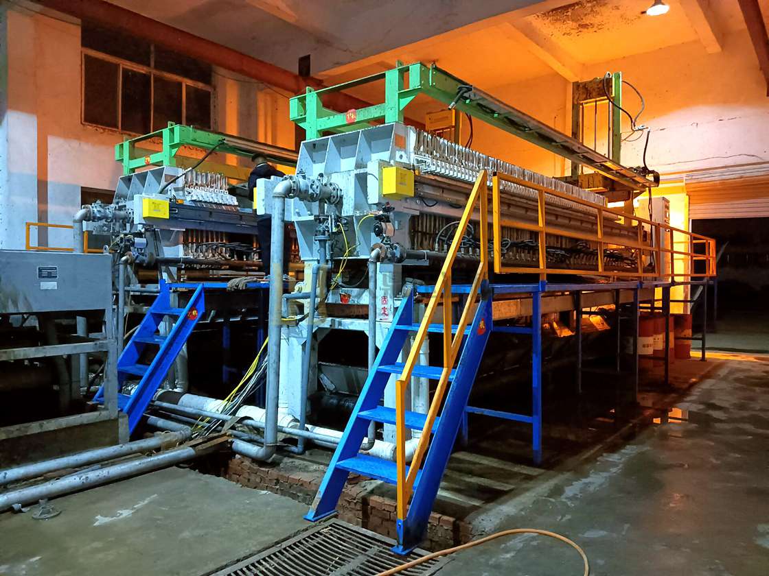 四川宣漢縣某污水處理廠現場，使用250平方全自動水沖洗隔膜壓濾機2臺 (2).jpg