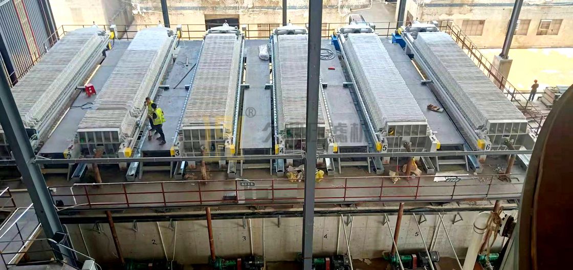 廣東東莞某洗砂污水處理現(xiàn)場(chǎng)，使用6臺(tái)500平方高效快開(kāi)壓濾機(jī) (2).jpg