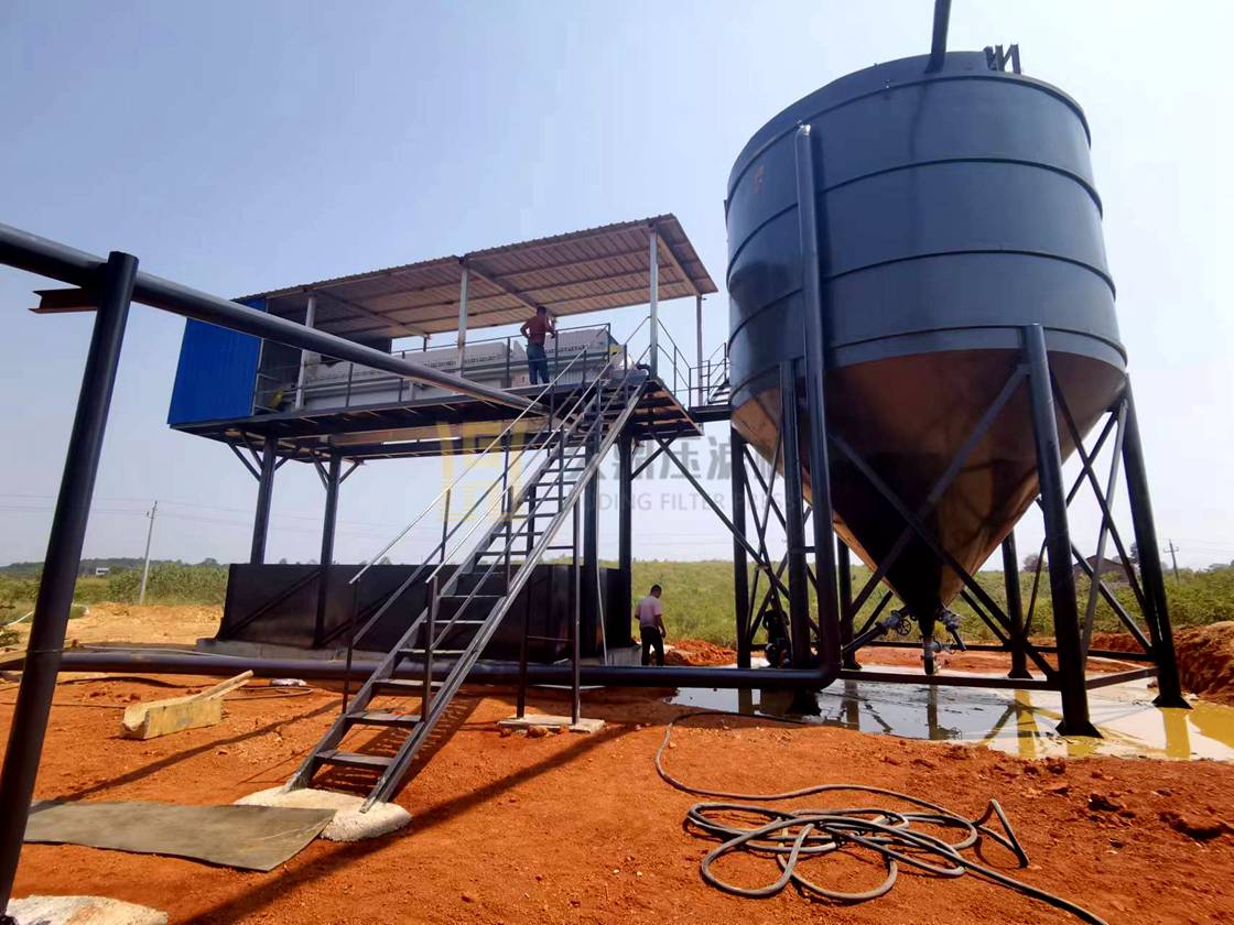 湖北某洗沙場(chǎng)污水處理現(xiàn)場(chǎng)，使用250平方高效快開壓濾機(jī)一臺(tái) (2).jpg