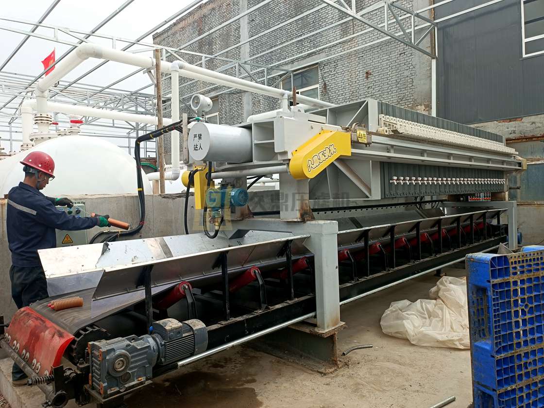 湖北某化工廠污水處理現場，使用250平方皮帶輸送一體壓濾機一臺 (2).jpg