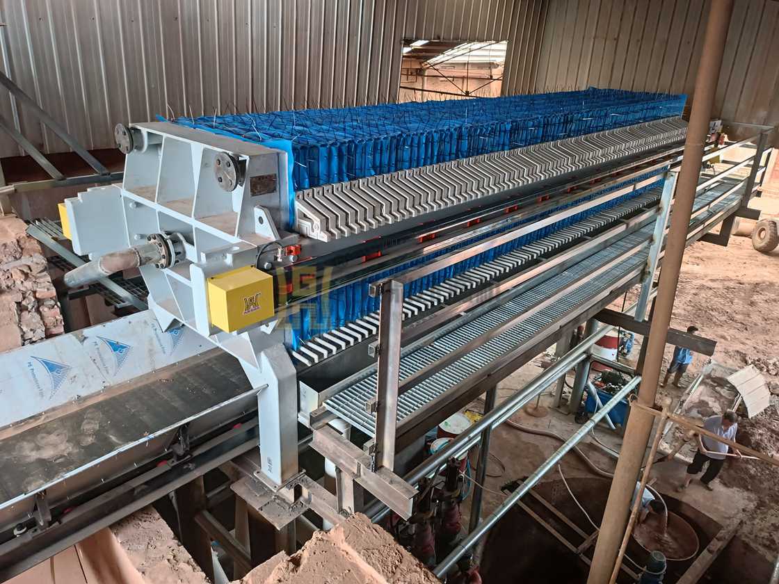 洗砂污水處理現(xiàn)場，使用250平方壓濾機一臺 (2).jpg