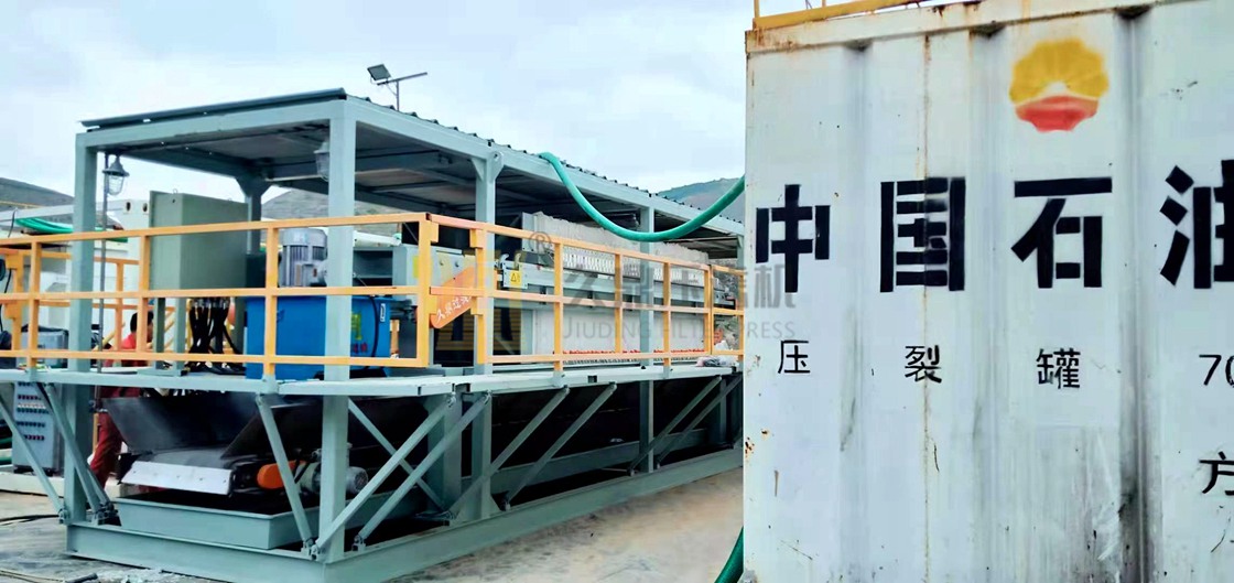 甘肅慶陽油田廢水處理現場，使用150平方泥漿不落地壓濾機一臺 (2).jpg