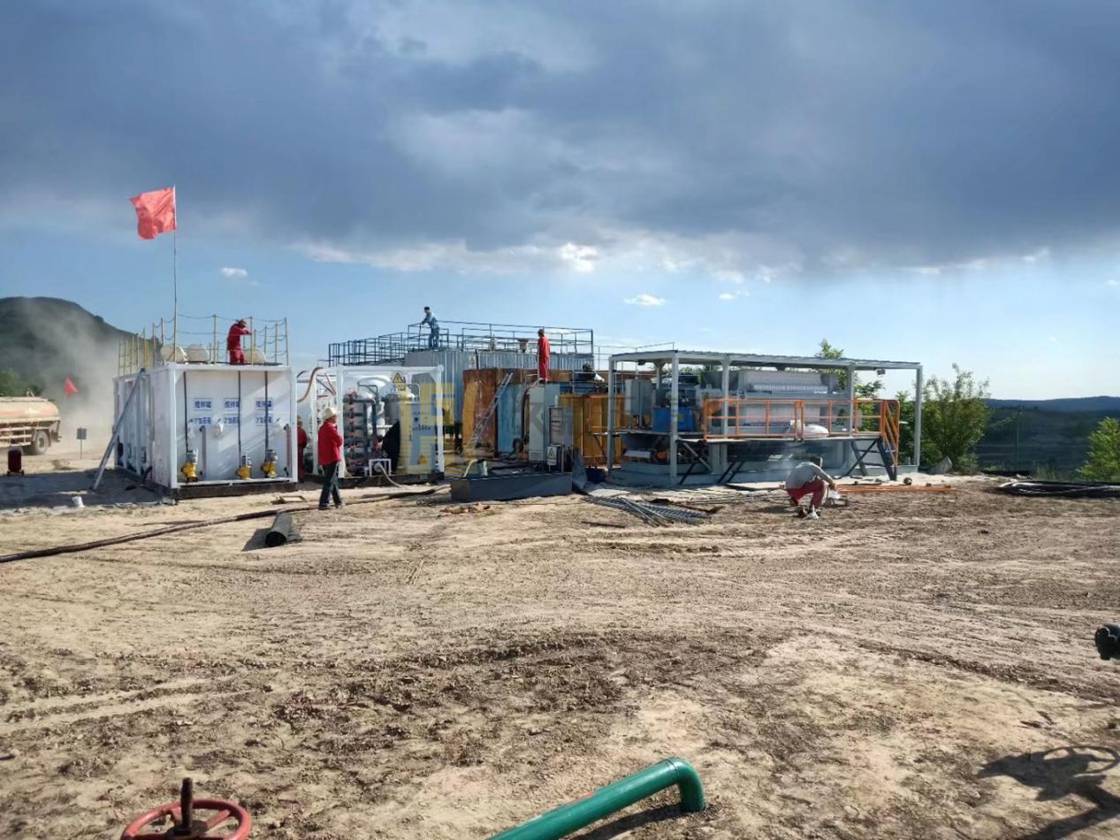 甘肅慶陽油田廢水處理現場，使用150平方泥漿不落地壓濾機一臺 (2).jpg